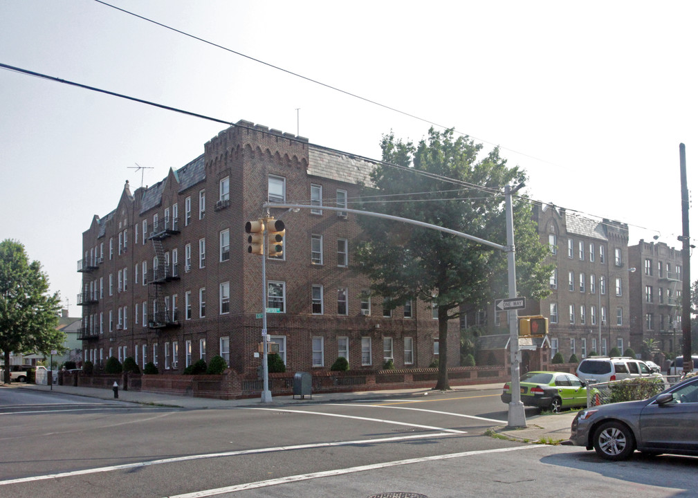 5301 Snyder Ave in Brooklyn, NY - Foto de edificio