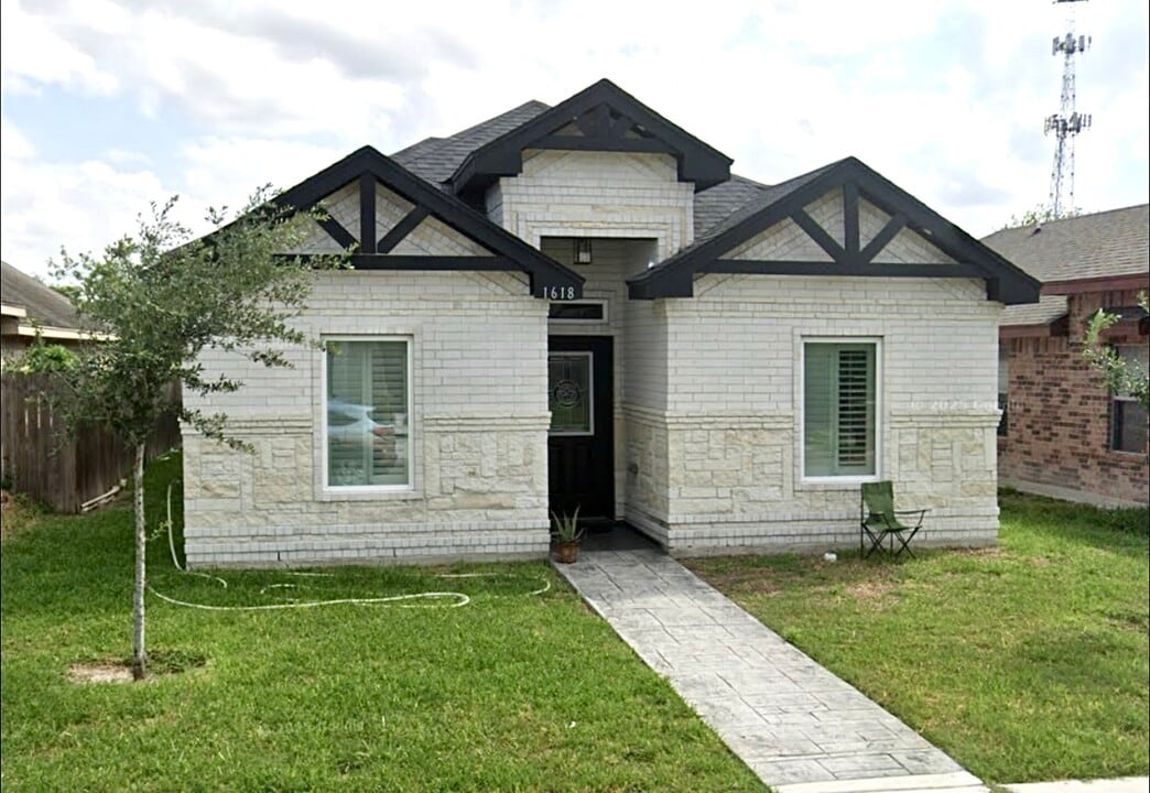 1618 Leann Rimes Rd in Edinburg, TX - Building Photo