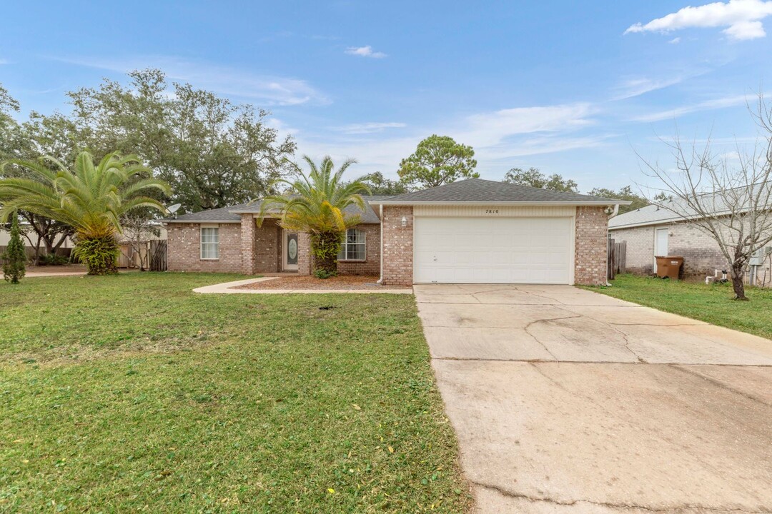 7810 Lola Cir in Navarre, FL - Building Photo