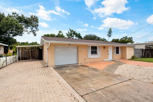 3217 McIntosh Rd in Sarasota, FL - Building Photo - Building Photo