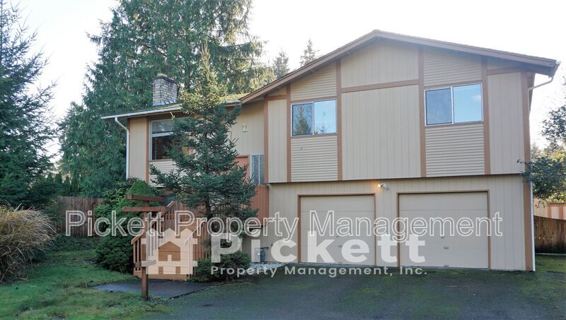 2221 NE Lexington Dr in Bremerton, WA - Building Photo