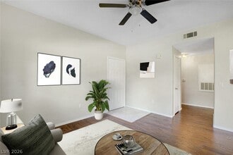 8501 W University Ave in Las Vegas, NV - Foto de edificio - Building Photo