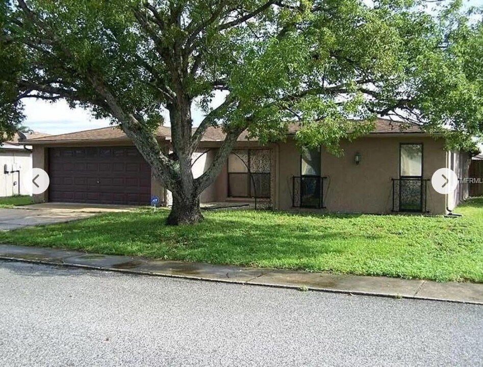 7204 Brentwood Dr in Port Richey, FL - Building Photo
