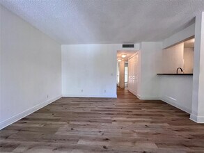 1013 Meadows Cir in Boynton Beach, FL - Building Photo - Building Photo