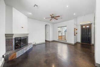 3013 S 5th St, Unit 210 in Austin, TX - Building Photo - Building Photo