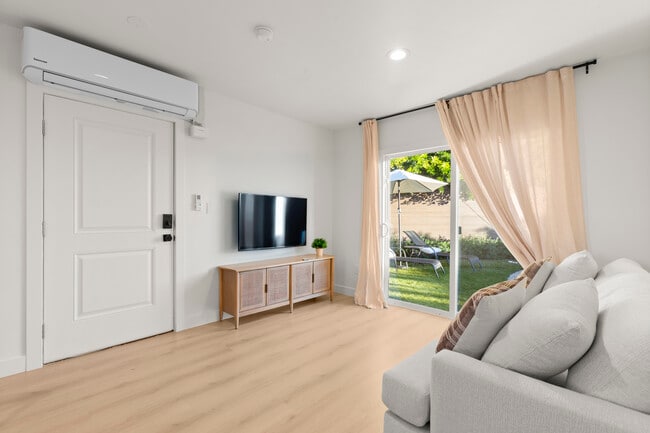 12801 Waddell St, Unit 12803 in Valley Village, CA - Foto de edificio - Building Photo