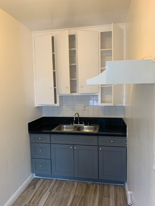 158 S Berendo St, Unit 207 in Los Angeles, CA - Building Photo