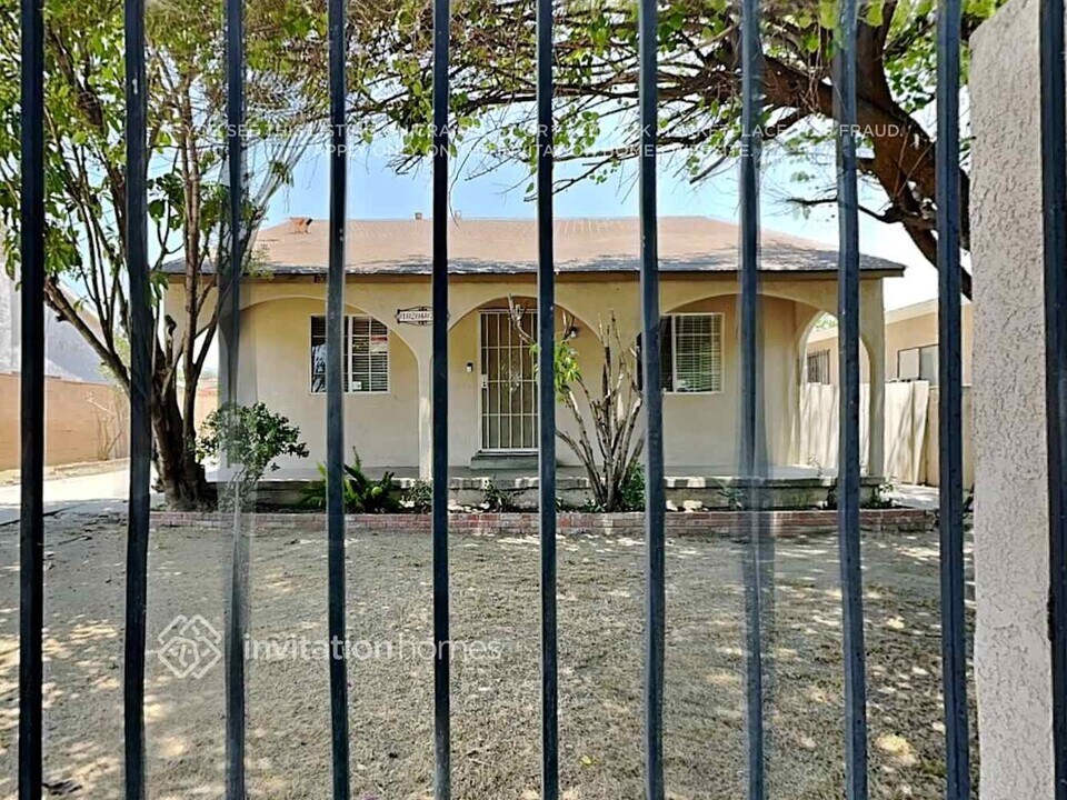 12476 Adelphia Ave in San Fernando, CA - Foto de edificio