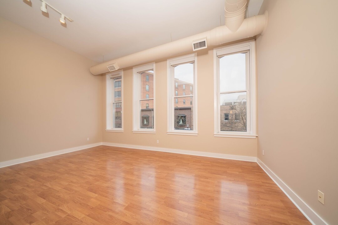 224 E Michigan Ave in Kalamazoo, MI - Building Photo