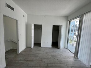 2146 Van Buren St, Unit 402 in Hollywood, FL - Building Photo - Building Photo
