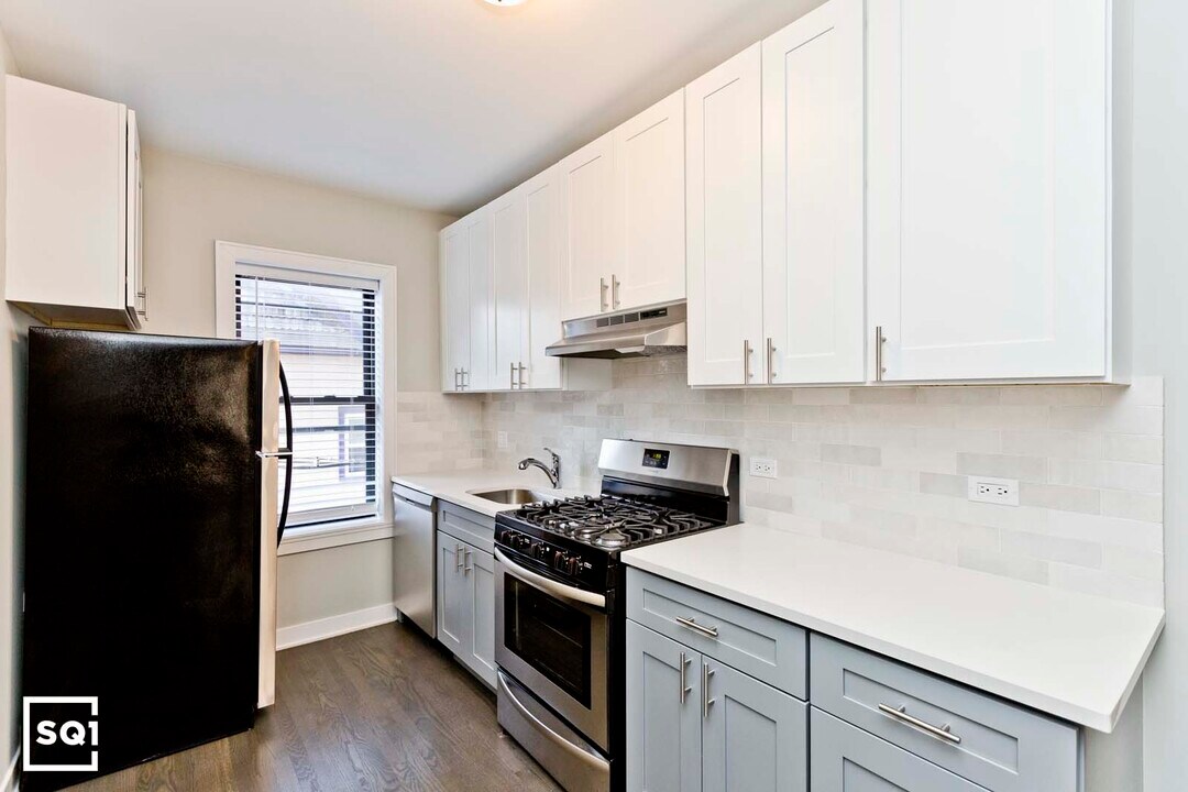 1954 W Wilson Ave, Unit 2BB in Chicago, IL - Building Photo