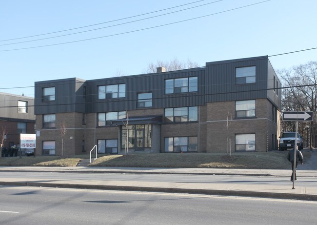 2421 Keele St in Toronto, ON - Building Photo - Building Photo