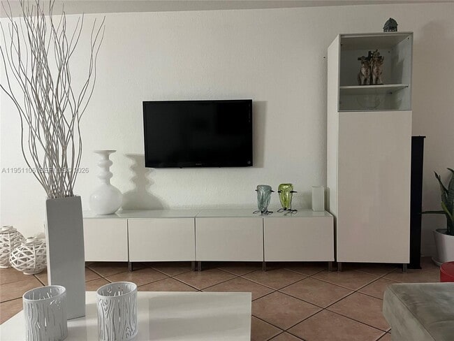 9702 Costa del Sol Blvd in Doral, FL - Foto de edificio - Building Photo