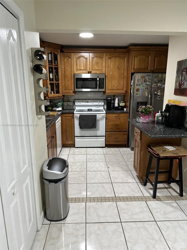 9150 Fontainebleau Blvd in Miami, FL - Building Photo - Building Photo
