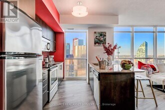 65 Bremner Blvd in Toronto, ON - Building Photo - Building Photo