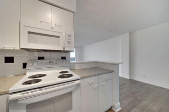 1500 Bay Rd, Unit S-1004 in Miami Beach, FL - Building Photo - Building Photo