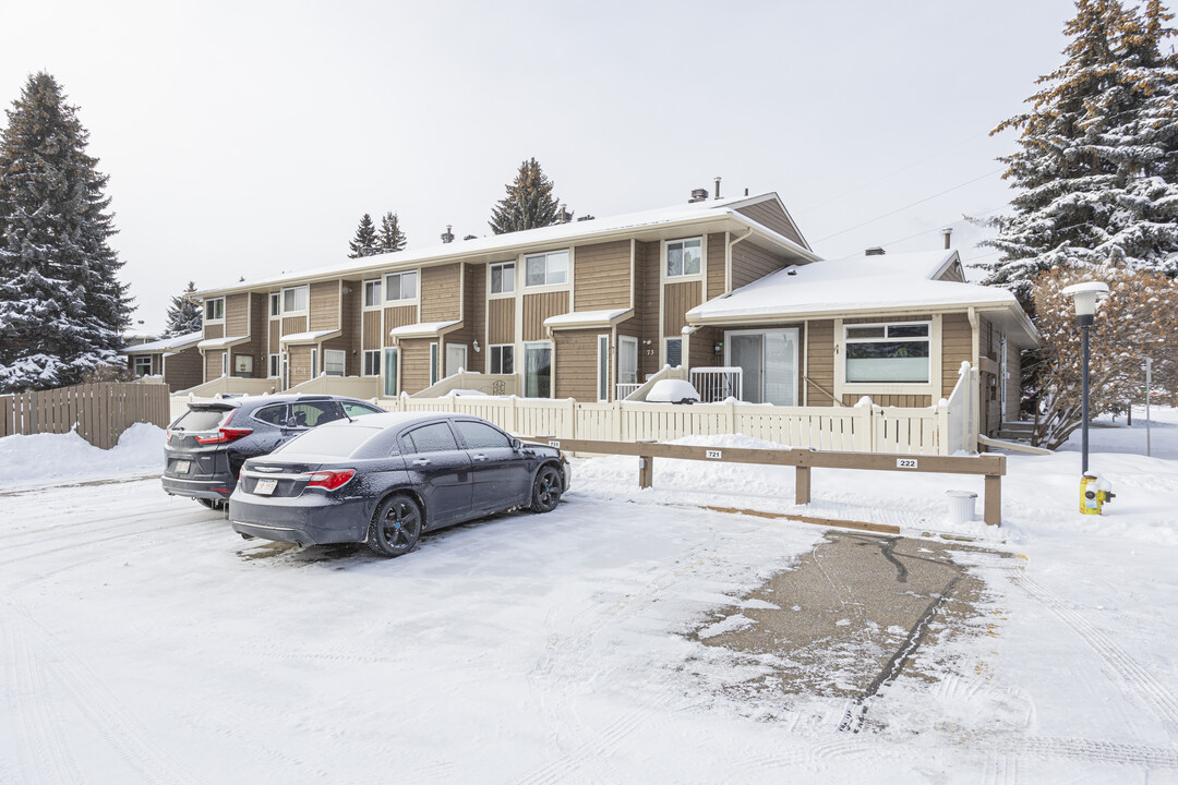 Deerfield Village in Calgary, AB - Building Photo