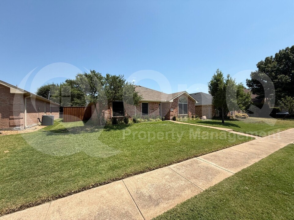 8108 Bells St in Frisco, TX - Building Photo