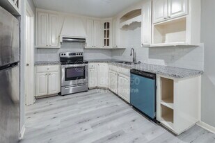 2107 Lamar Dr in Richmond, TX - Building Photo