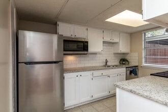 2448 N Graham Dr in Arlington, TX - Building Photo - Building Photo