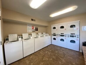 Menlo Pointe in Chico, CA - Building Photo - Building Photo