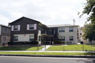 20610 Hartland St in Canoga Park, CA - Building Photo