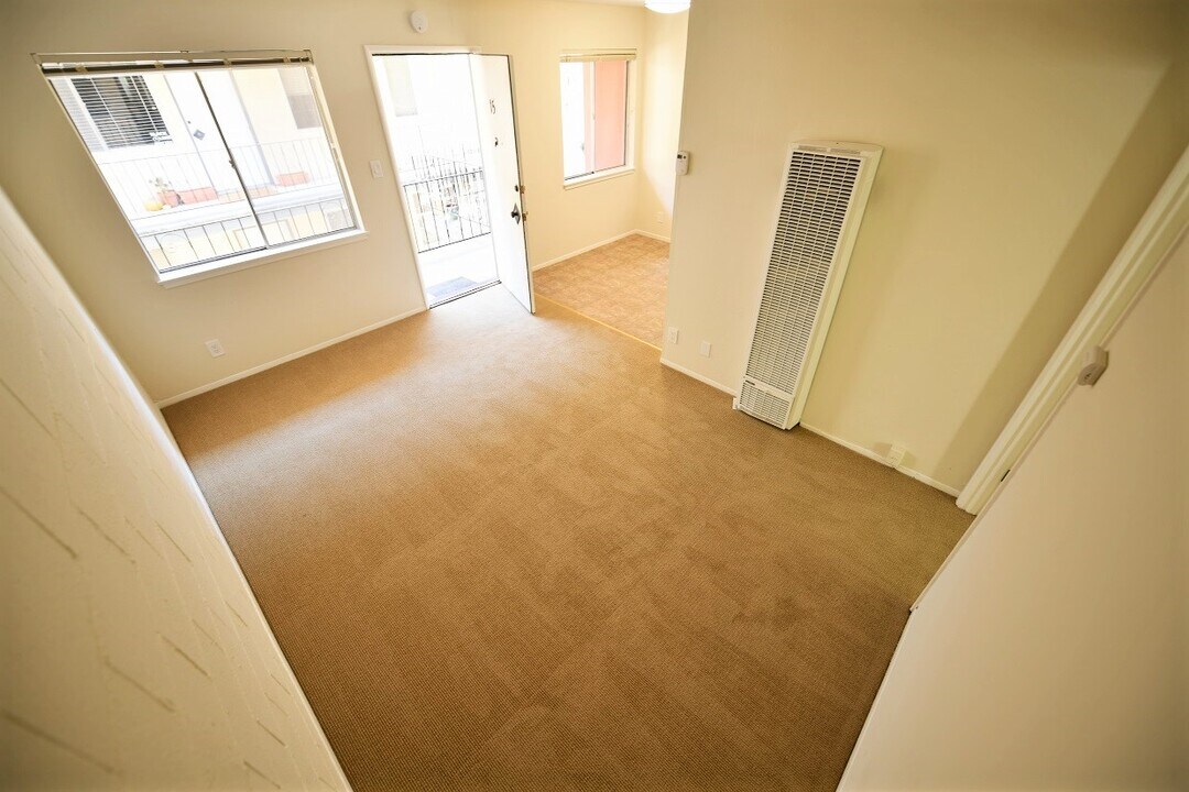 5390 Broadway in Oakland, CA - Building Photo