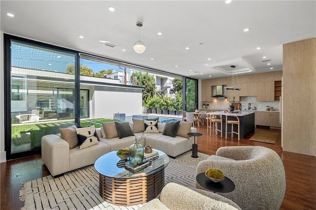 14519 Greenleaf St in Los Angeles, CA - Building Photo - Building Photo