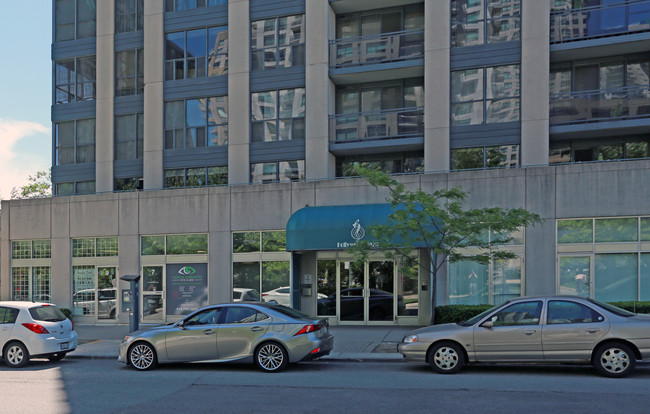 Hollywood Plaza in Toronto, ON - Building Photo - Building Photo