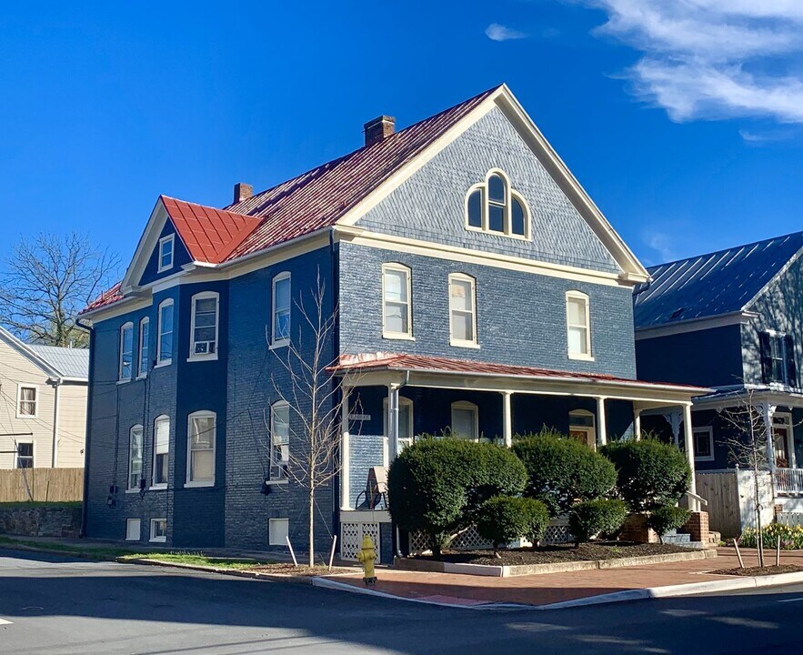 402 S Loudoun St, Unit Apt 6 in Winchester, VA - Building Photo