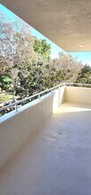 303 N Swall Dr, Unit 301 in Beverly Hills, CA - Building Photo - Building Photo