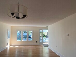 445 NE 68th Ave in Portland, OR - Building Photo - Building Photo