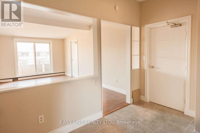 8650 Wyandotte St E in Windsor, ON - Foto de edificio - Building Photo