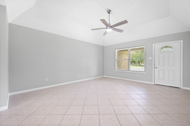 470 W Houston St in Highlands, TX - Building Photo - Building Photo