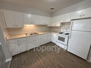 7701 W Hampton Ave in Milwaukee, WI - Foto de edificio - Building Photo