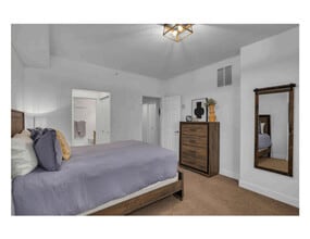 1128-1128 Sunset Dr in Kelowna, BC - Building Photo - Building Photo