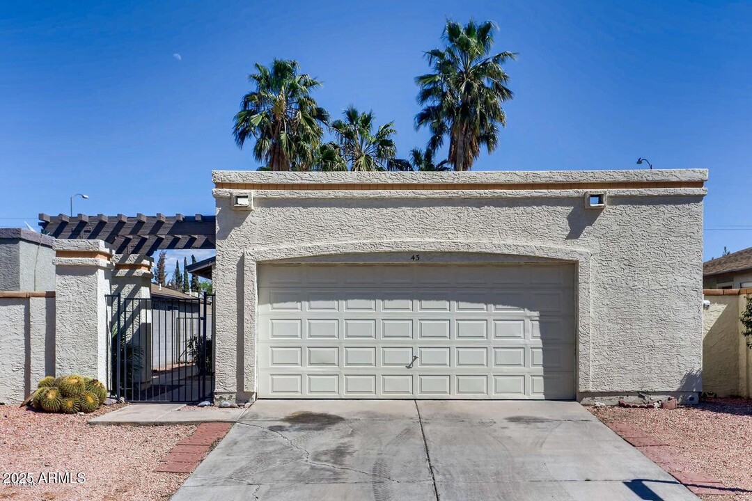 619 E Jensen St in Mesa, AZ - Foto de edificio