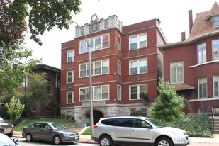4512 Westminster Pl in St. Louis, MO - Building Photo