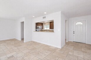 639 Calle Tulipan in Thousand Oaks, CA - Building Photo