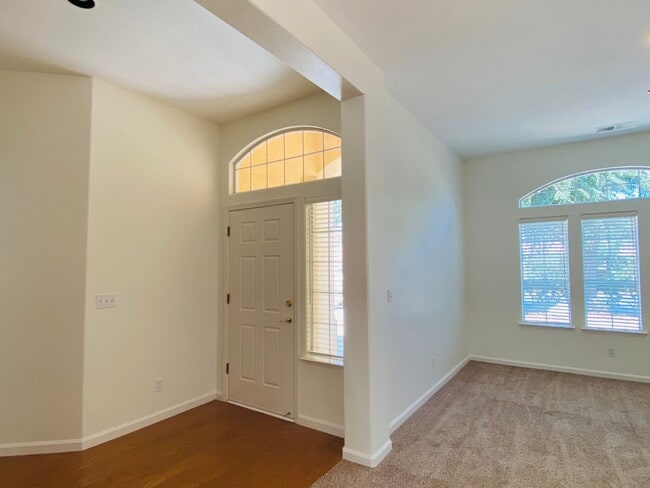 452 W Fallbrook Ave in Clovis, CA - Foto de edificio - Building Photo