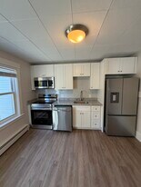 27 Grove St, Unit Back in Reading, MA - Building Photo