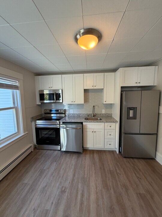 27 Grove St, Unit Back in Reading, MA - Building Photo