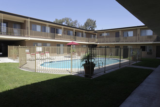 Hermosa Vista Apartments in Huntington Beach, CA - Building Photo - Building Photo