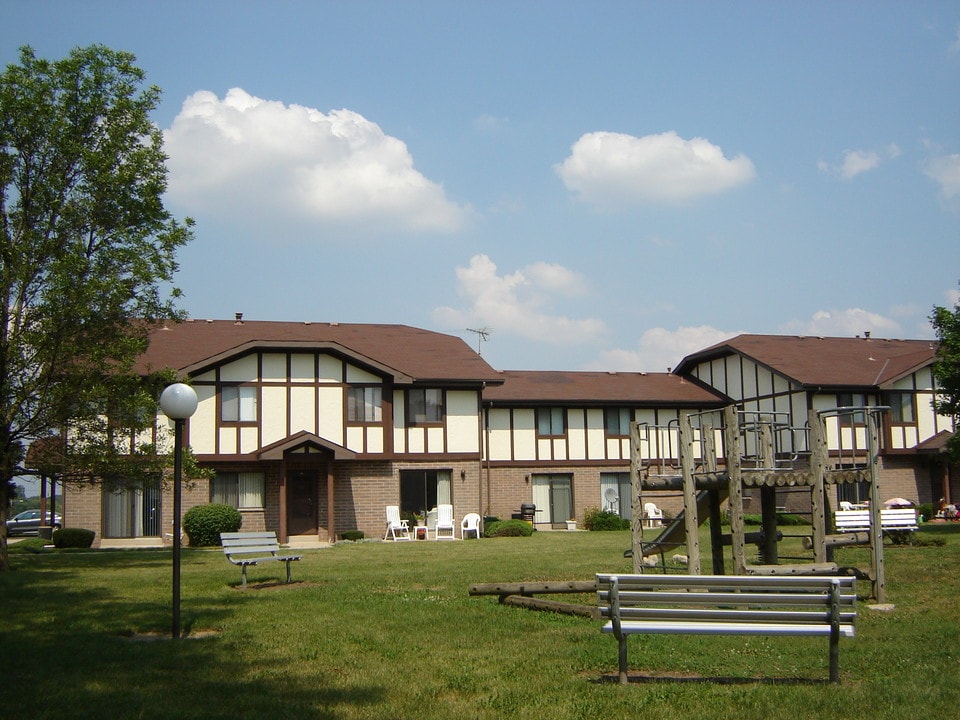 Pebble Place in Waukesha, WI - Foto de edificio