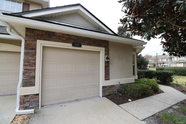 221 Wooded Crossing Cir in St. Augustine, FL - Foto de edificio - Building Photo