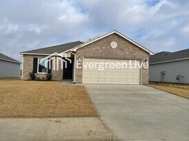 1010 W Lawton Rd in Claremore, OK - Building Photo