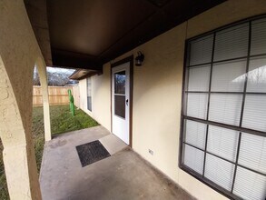 608 Mayflower Ln in Crockett, TX - Building Photo - Building Photo