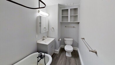 902 Oak St, Unit 1 in Wyandotte, MI - Building Photo - Building Photo