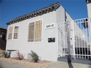 6582 S Van Ness Ave in Los Angeles, CA - Foto de edificio - Building Photo