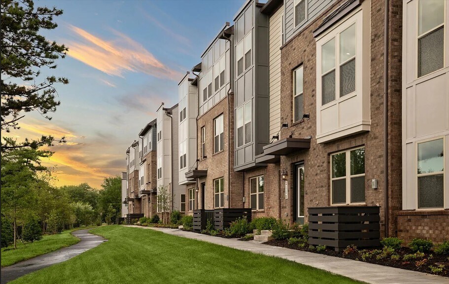 2172 Glacier Rd in Herndon, VA - Building Photo